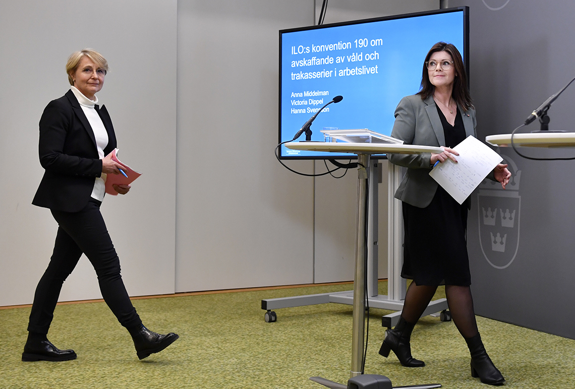Anna Middelman överlämnar sin utredning till Arbetsmarknadsminister Eva Nordmark vid tisdagens pressträff . Foto Anders Wiklund/TT