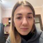 Ivanna Hcrapko befinner sig i en lägenhet i staden Tjervitski nära gränsen mot Rumänien. För tillfället beskjuts inte staden av ryska armén.