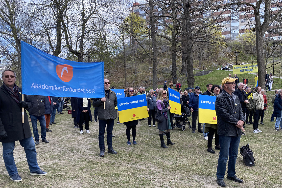 Demonstranter protesterar mot Putins krig på Fria Ukrainas plats utanför den Ryska ambassaden i Stockholm.