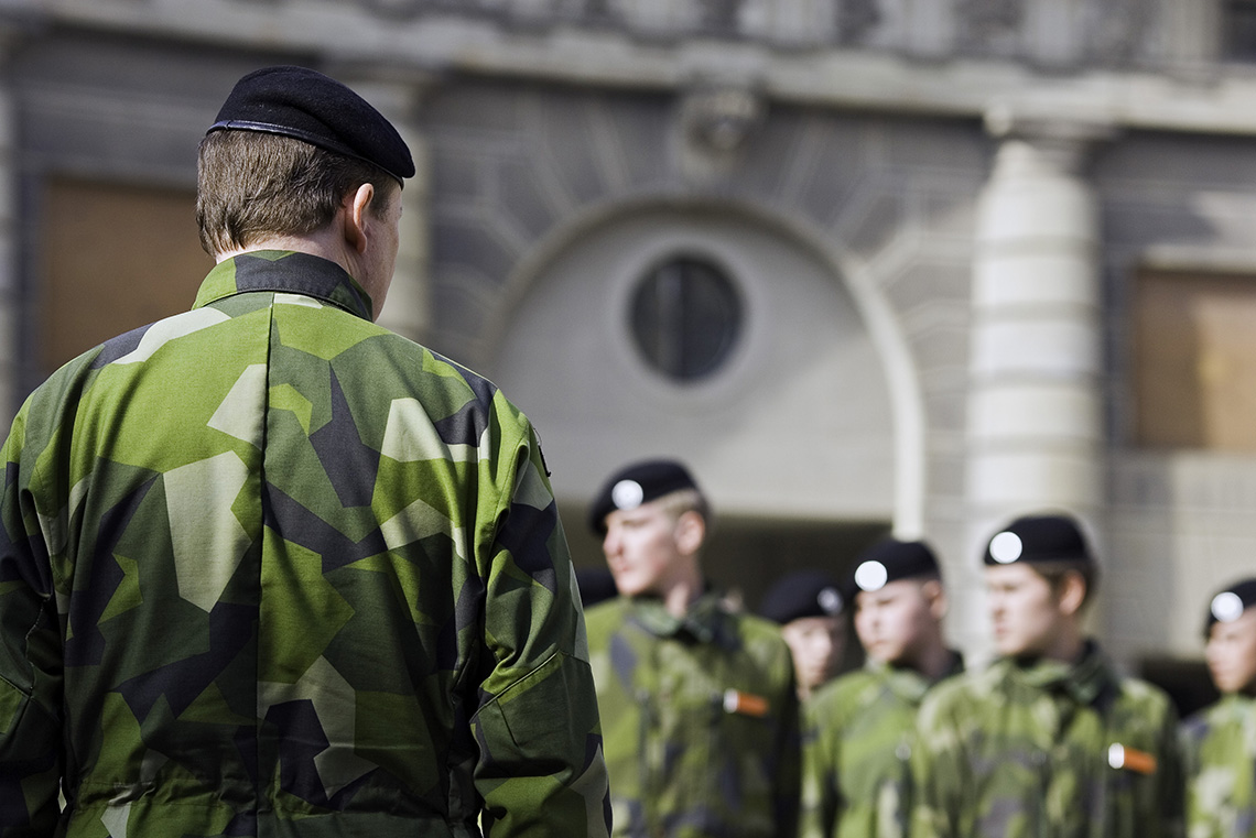 Soldater utanför det kungliga slottet i Stockholm.