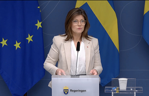 Arbetsmarknadsmininster Eva Nordmark (S) håller presskonferens om EU:s förslag till gemensam lagstiftning om minimilöner.