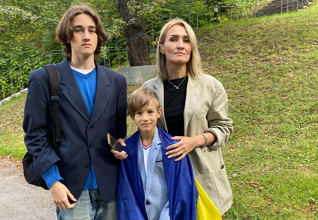 Exil-ryssen Olena Parinova och hennes två söner Dmytro och Ivan på manifestation mot Putins krig i Ukraina.