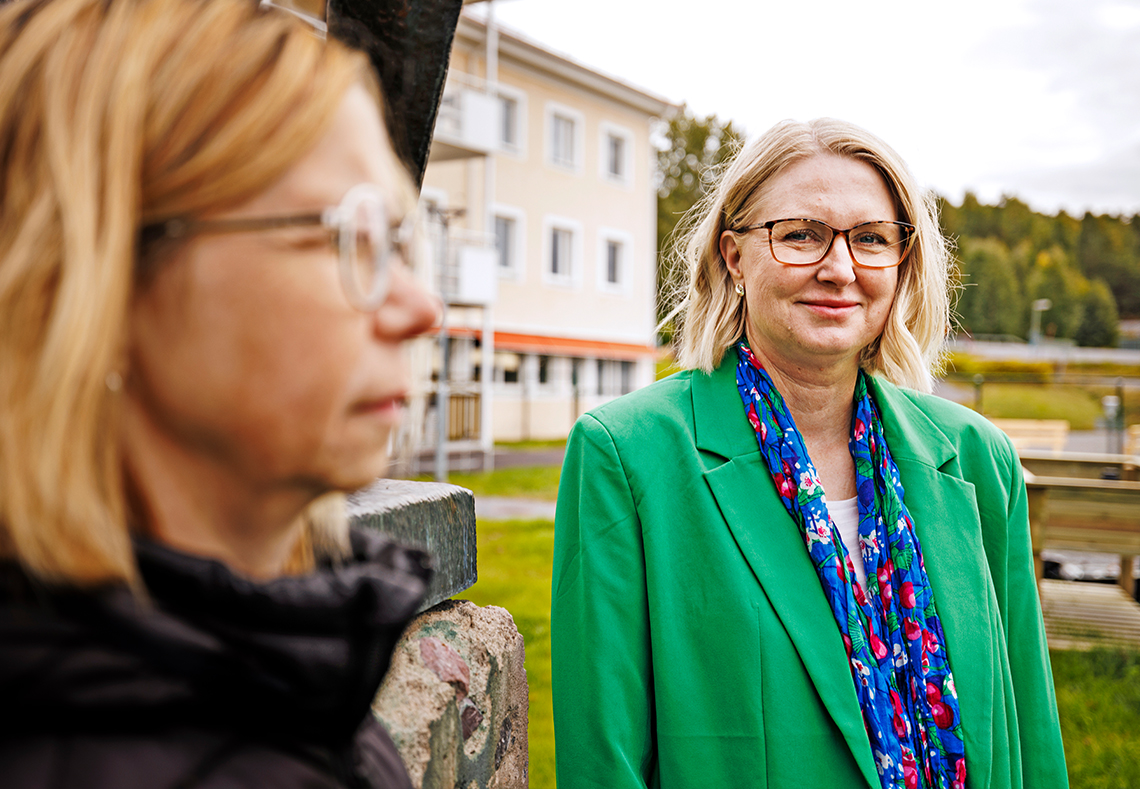 Lena Fällman och Carola Jonsson hjälper personal som önskar miljöombyte.