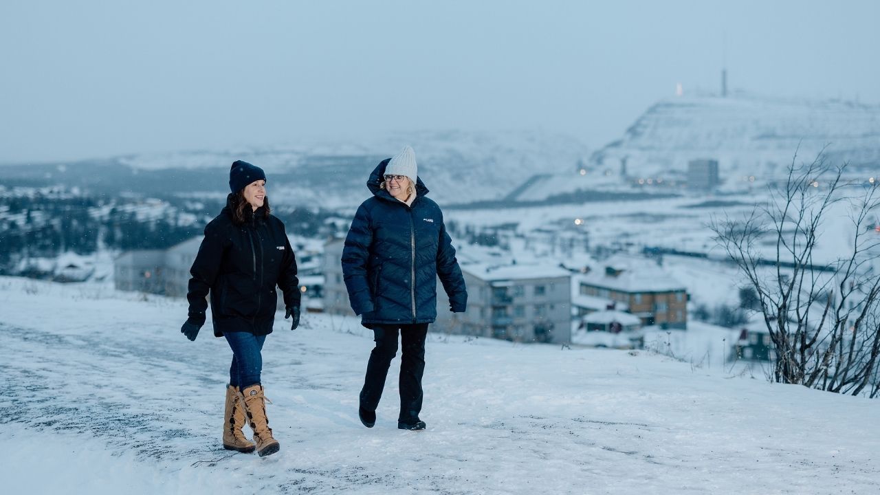 AnnChristine Lindgren och Åse Juhlin med LKAB:s gruvdrift i bakgrunden.
